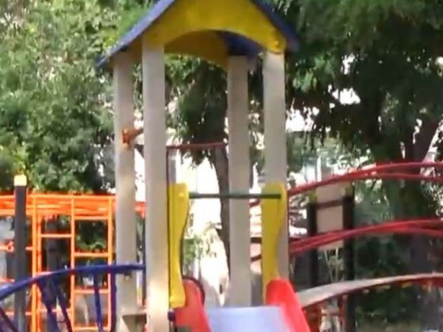 Двор мариупольской многоэтажки изменился до неузнаваемости (ВИДЕО)