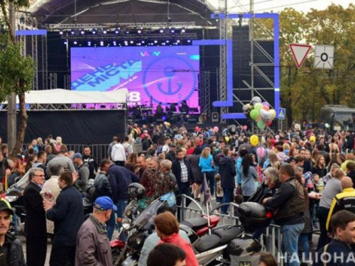 Во время празднования Дня города в Мариуполе потерялось 28 детей (ФОТО)