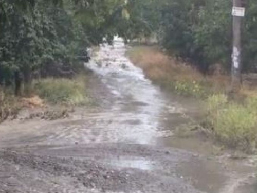 В мариупольском поселке шесть лет затапливает улицу. В зоне угрозы дома жителей (ВИДЕО)