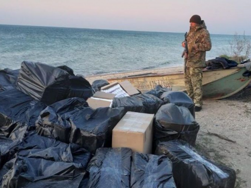На берегу Азовского моря обнаружили контрабанду сигарет на 2 млн грн (ФОТО)