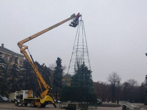 В Левобережном районе Мариуполя «выросла» елка (ФОТО)