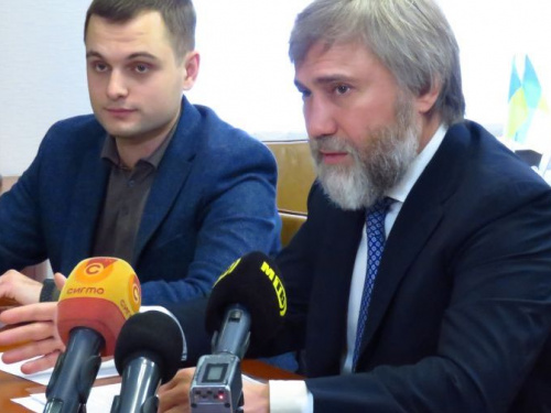 Пенсионные споры, долги по зарплате и проблемы широкинцев: Вадим Новинский провел встречу в Мариуполе (ФОТО)
