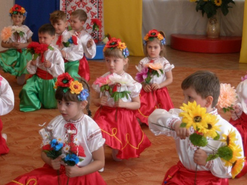 Мариупольские дошколята-патриоты встретили литовскую делегацию в вышиванках и с «паляницей та рушныком» (ФОТО)