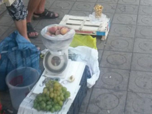 Мариупольские чиновники борются со стихийной торговлей, а народ не против покупок с земли (ФОТО)