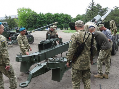 В мариупольском парке появились боевые машины и тяжелая артиллерия (ФОТО+ВИДЕО)