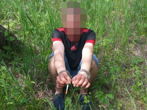 Выхватил сумку и убежал: в Мариуполе ограбили женщину (ФОТО)