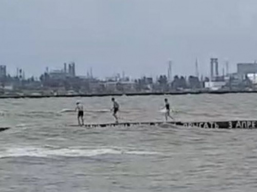 В Мариуполе подростки во время шторма прыгают с пирса в море (ФОТО+ВИДЕО)