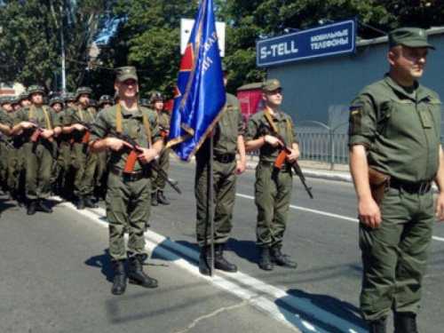 В центре Мариуполя прошел парад в честь освобождения города (ДОПОЛНЕНО)