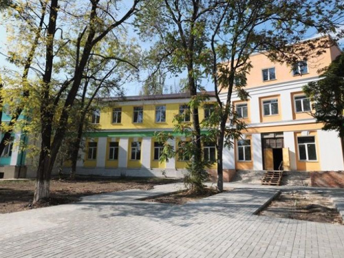 От старого здания остались только стены: в Мариуполе заканчивают ремонт детской хирургии (ФОТО)