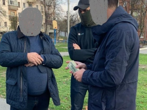 Чиновника Фонда госимущества по Донецкой и Луганской областям поймали на взятке (ФОТО)
