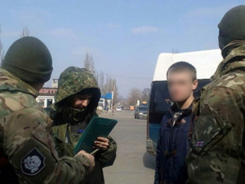 В Курахово подросток попрошайничал и спал на улице: Отец выгнал ребенка из дома (ФОТО)