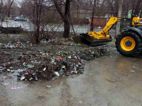 В Мариуполе убирают участки, захламленные мусором и напоминают о штрафах (ФОТО)