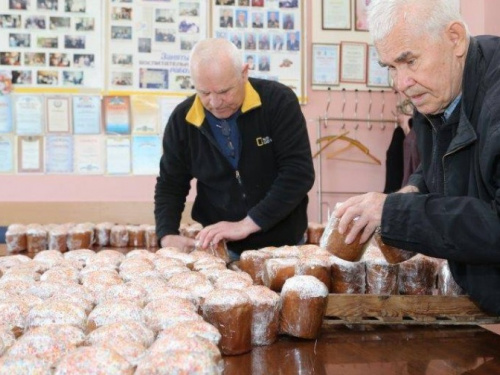 Мариупольские металлурги испекли больше тысячи пасхальных куличей (ФОТО)