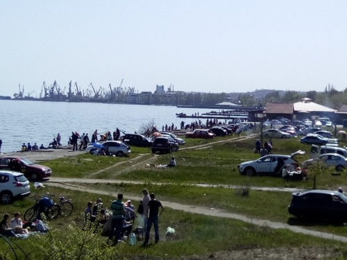 Мариупольские пляжи в выходные посетили тысячи горожан (ФОТО)