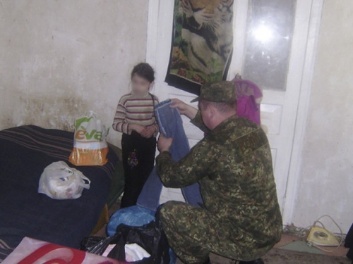 Мариупольские полицейские подарили бедной семье вещи, продукты и игрушки