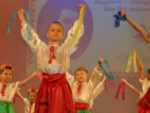 Маріупольським патріотам-дошколятам на шевченківському святі публіка скандувала «Браво!» та «Біс!» (ФОТОРЕПОРТАЖ)