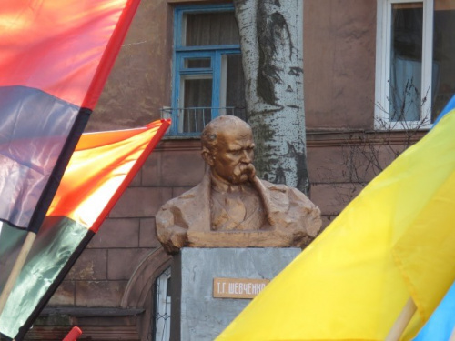Мариупольцы читали стихи Шевченко и возлагали цветы к бюсту поэта (ФОТО)
