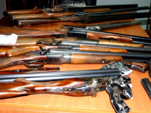 Мариупольцы несут в полицию оружие и боеприпасы