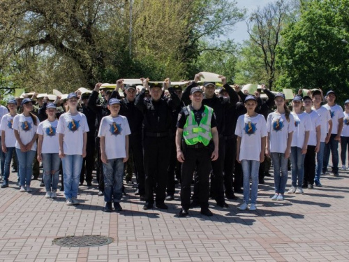 Мариупольцы поддержали всеукраинскую акцию по безопасности на дорогах (ФОТО)