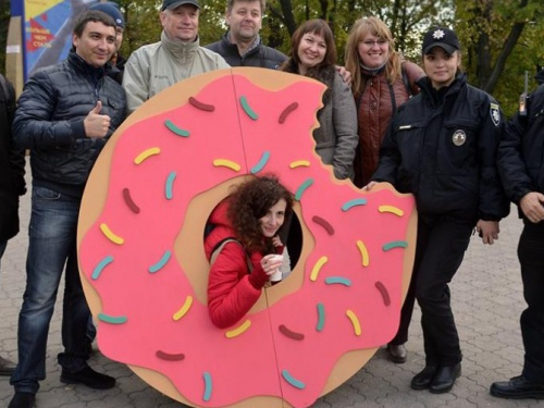 Мариупольцы запрыгивали в машины копов, кричали в их громкоговорители и  устроили селфи (ФОТО)