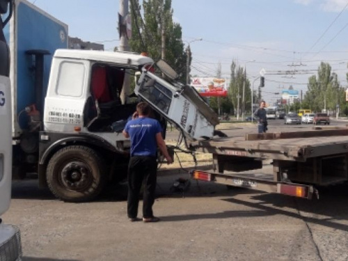 В Мариуполе у грузовика в ДТП едва не оторвало кабину (ФОТО)