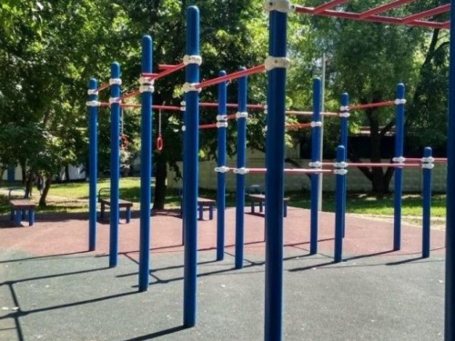 Во дворе мариупольской многоэтажки появятся спортивные тренажеры (ВИДЕО)