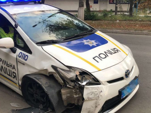 В Мариуполе на День города случилось ДТП: патруль полиции столкнулся с военным внедорожником (ФОТО)