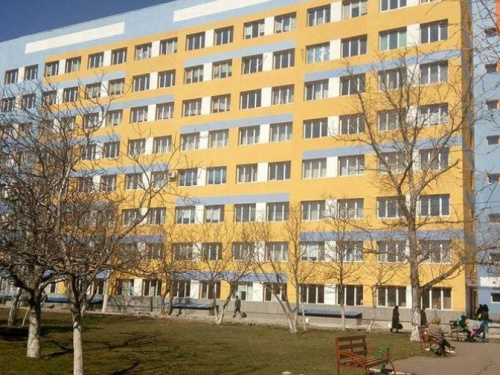 Во дворе мариупольской многоэтажки водитель на иномарке сбил женщину и скрылся