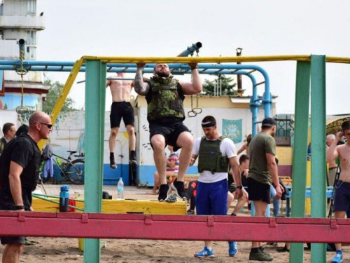 С бронежилетом на плечах: мариупольцы приняли участие в MURPH Challenge (ФОТО)