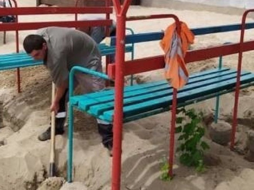 Новые скамейки и обновленные раздевалки: Мариуполь готовят к пляжному сезону (ФОТО)