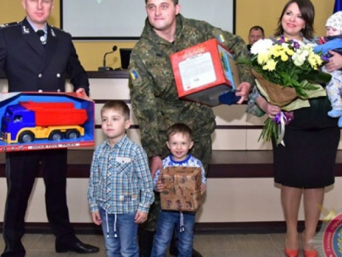 Многодетная семья с тремя будущими полицейскими получила жилье в Мариуполе (ВИДЕО)