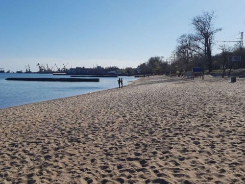 Мариупольцы в открытую гуляют возле моря во время карантина (ФОТО+ВИДЕО)