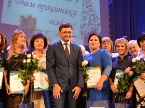 Мариупольских учителей поздравили с профессиональным праздником (ФОТО)