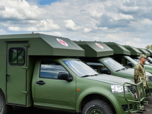 Военным медикам в Донбассе передали более 20 санитарных автомобилей (ФОТО)