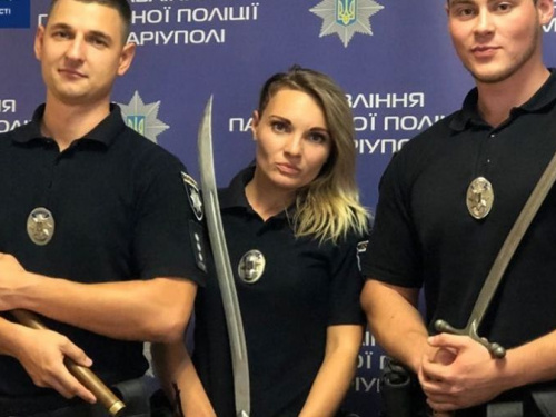 В Мариуполе наградили лучшего полицейского, который спас парня от самоубийства (ФОТО)