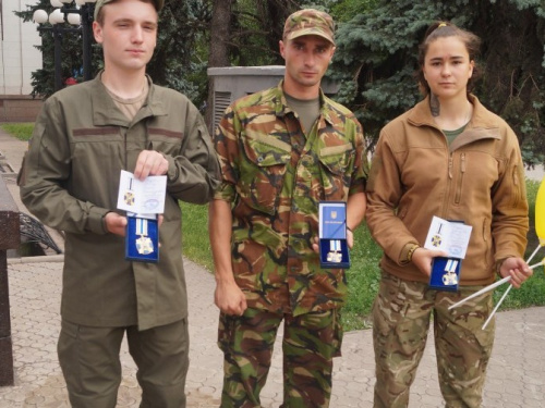 Мариупольские студенты-добровольцы получили награды за освобождение города (ФОТО)