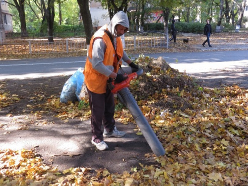 Мы в Европе! В Мариуполе начали пылесосить улицы (ФОТО+ВИДЕО)