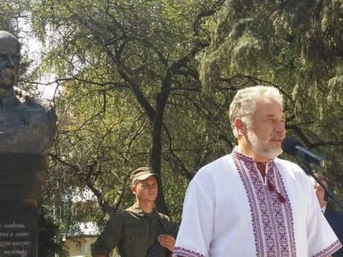 На Донбассе на одного Шевченко больше: в Угледаре открыли памятник Кобзарю