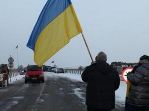 На границе Крыма мариупольцы развернули флаг Украины