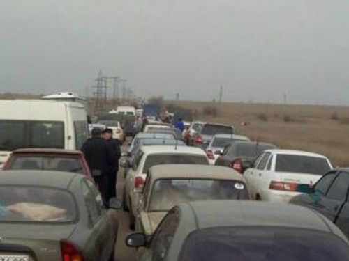 На контрольных пунктах в Донецкой области стоит почти тысяча автомобилей