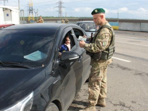 На КПВВ граждане предлагают пограничникам взятки
