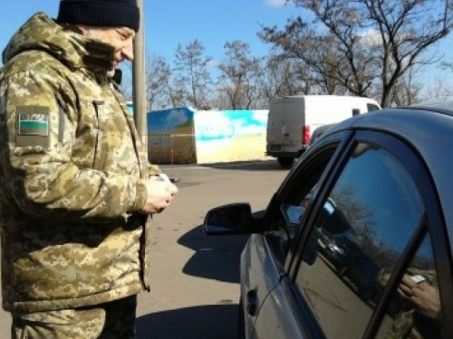 На КПВВ мужчина предлагал пограничникам заглянуть в пачку сигарет