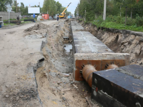 На месте ремонта коллектора в Мариуполе травмировался мужчина