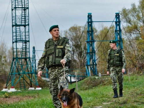На трех КПВВ одни и те же люди несколько раз пытались дать взятку