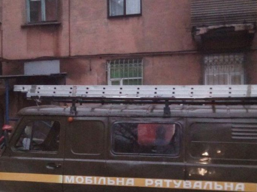 Ветер снес часть крыши в Мариуполе, вмешались водолазы