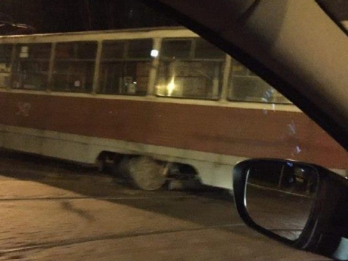 В Мариуполе трамвай слетел с рельсового пути (ФОТО)