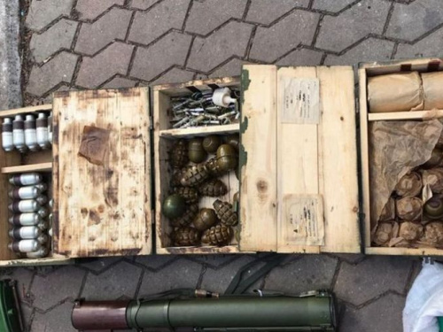В заброшенном детском центре на Донетчине выявили мощный арсенал оружия (ФОТО)