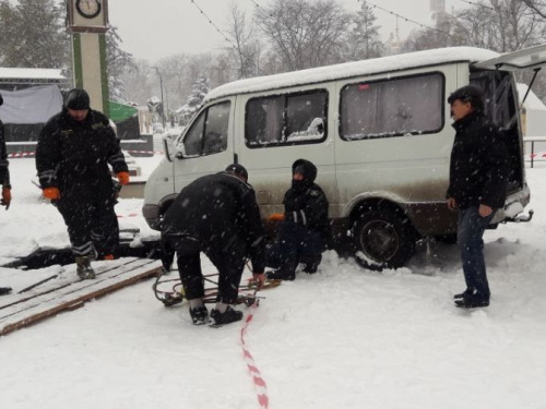 В мариупольском фонтане застряла машина (ФОТО)