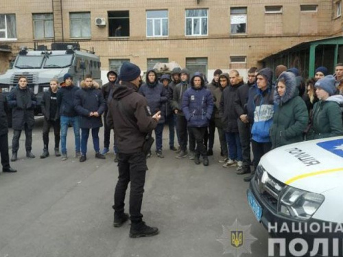 Задержание противника и полицейское оружие: мариупольская «Академия полиции» приняла будущих абитуриентов (ФОТО)