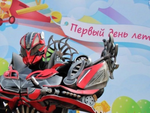 В Мариуполе дети подняли бокалы с дымящимися коктейлями «За первый день лета» (ФОТО+ВИДЕО)